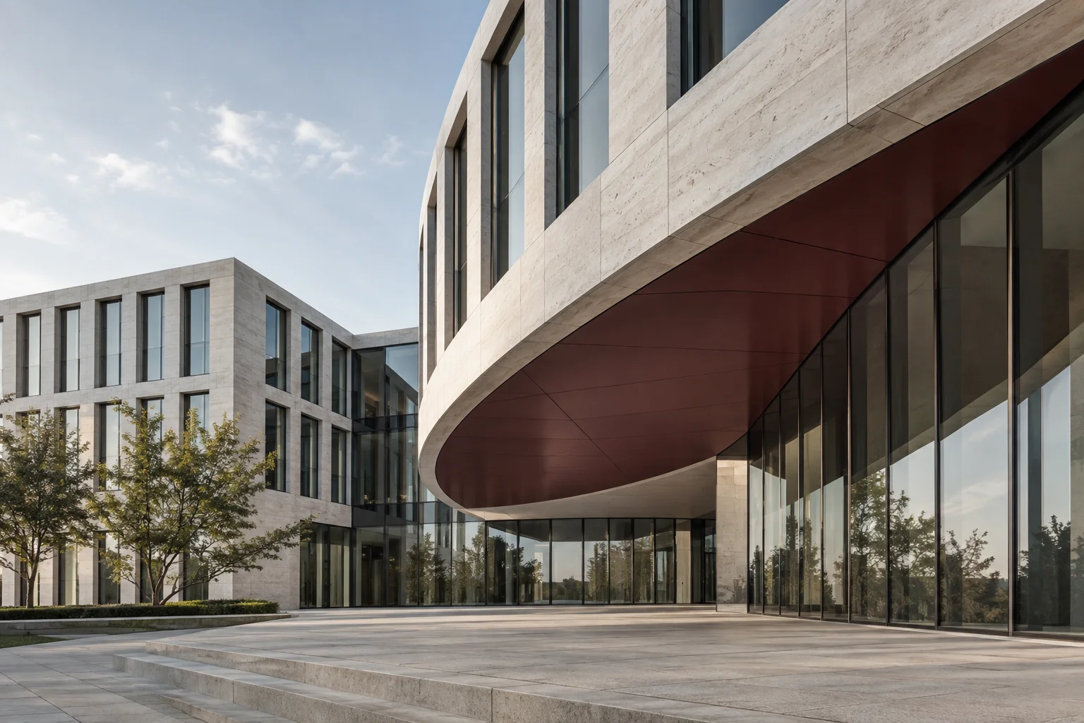 Moderne Architektur mit Glas, hellem Stein und burgunderrotem Akzent